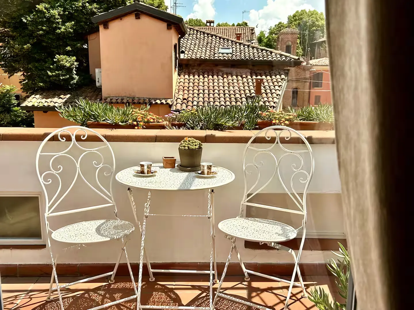 Terrazza privata fiorita dell'Attico Castiglione sui tetti di Bologna